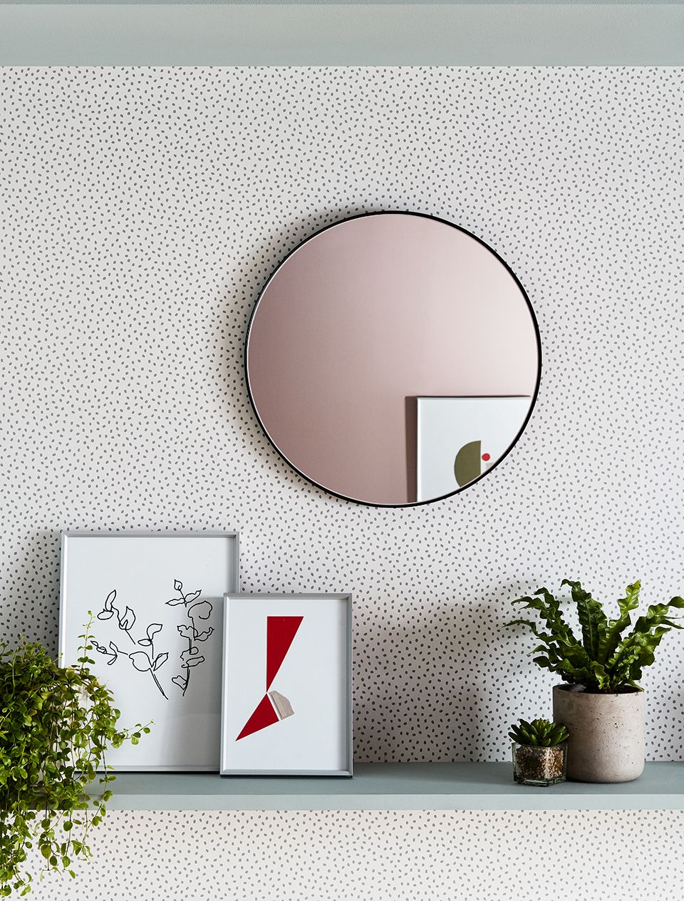 Feature wallpaper with round mirror