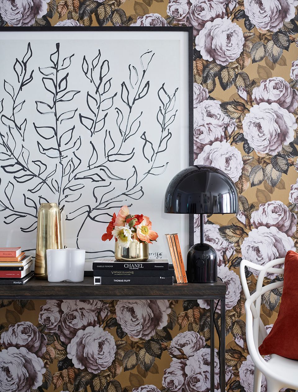 Floral feature wallpaper