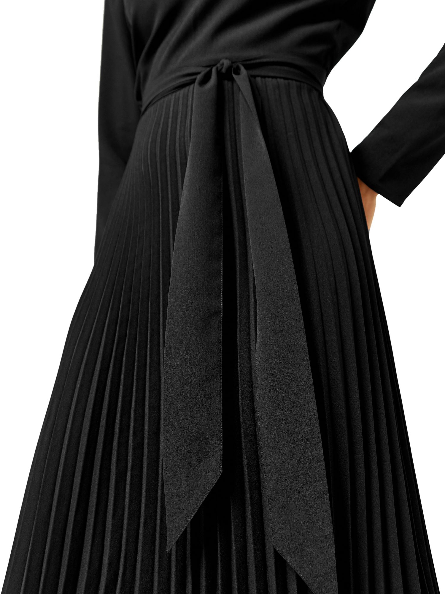 pleated midi dress black