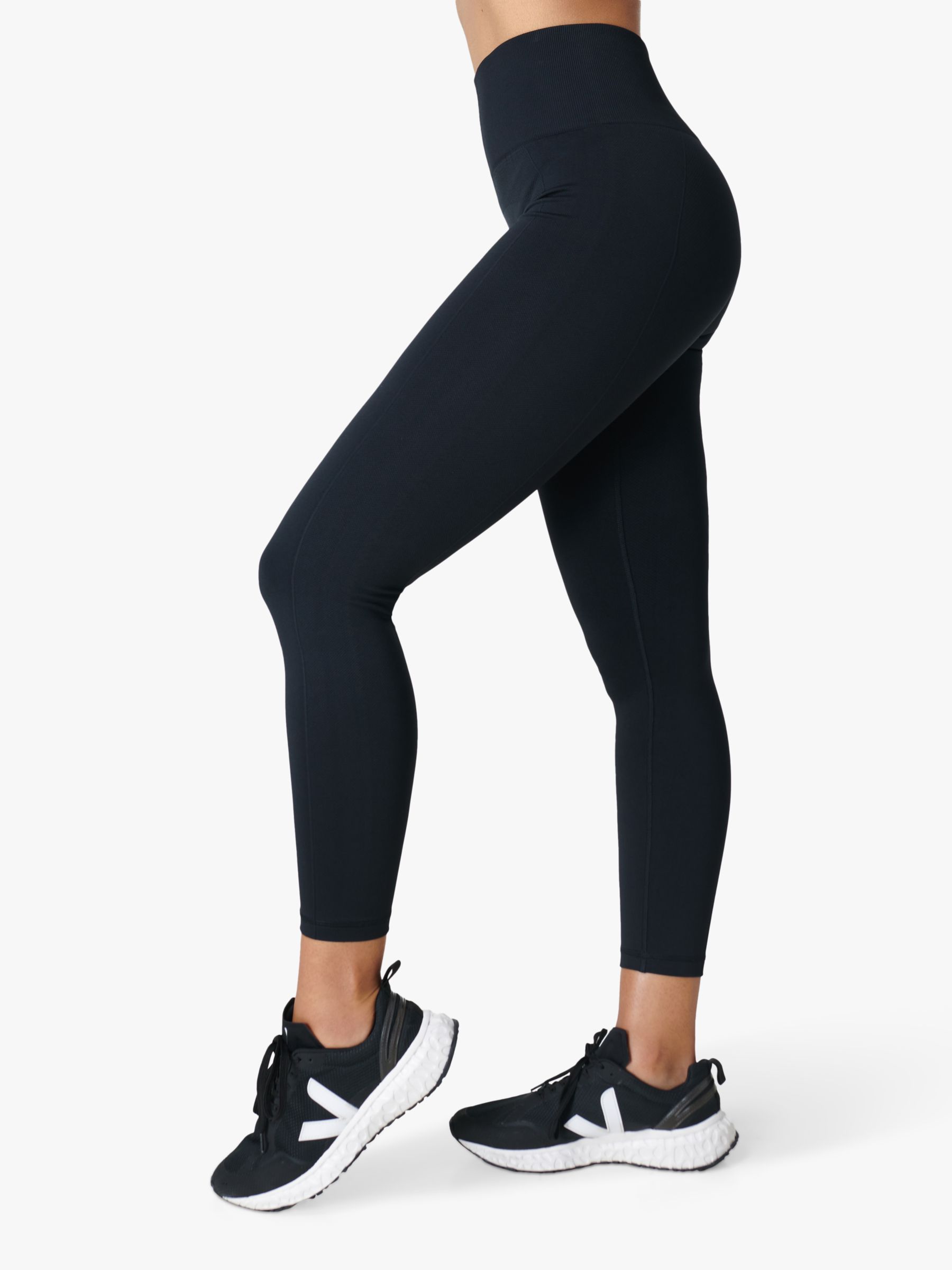 Chill out or work out in the Black Energy Seamless Leggings