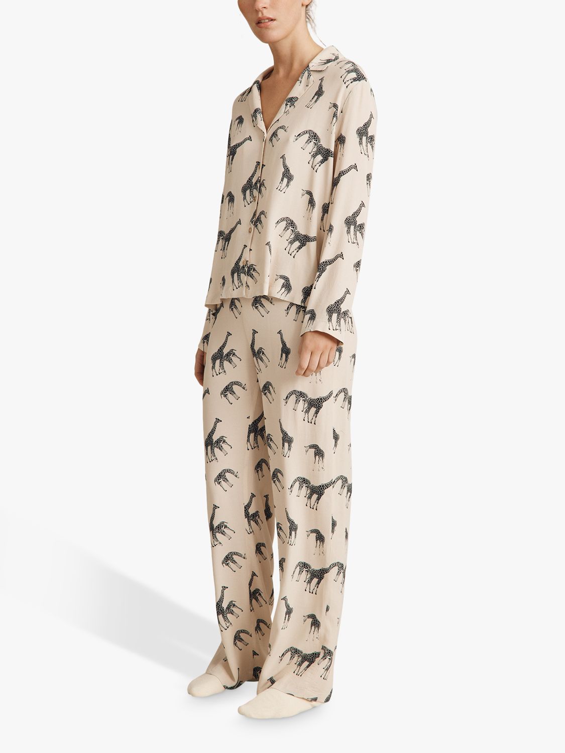 Bourgondië verontschuldiging Botanist Ghost Lara Giraffe Print Pyjama Set, Cream