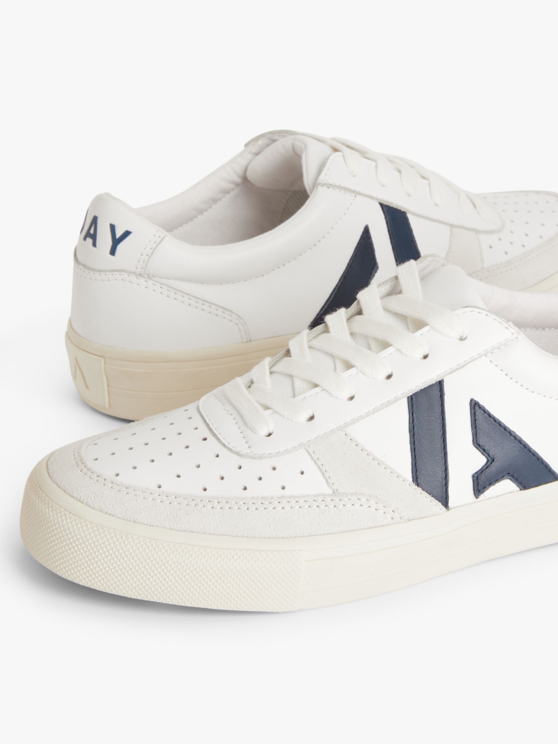 Garantizar equilibrio corazón John Lewis ANYDAY Every Leather Logo Lace Up Trainers, White/Navy at John  Lewis & Partners