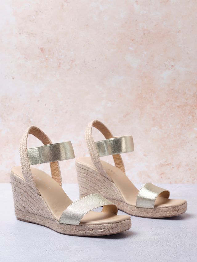 Mint hot sale velvet wedges