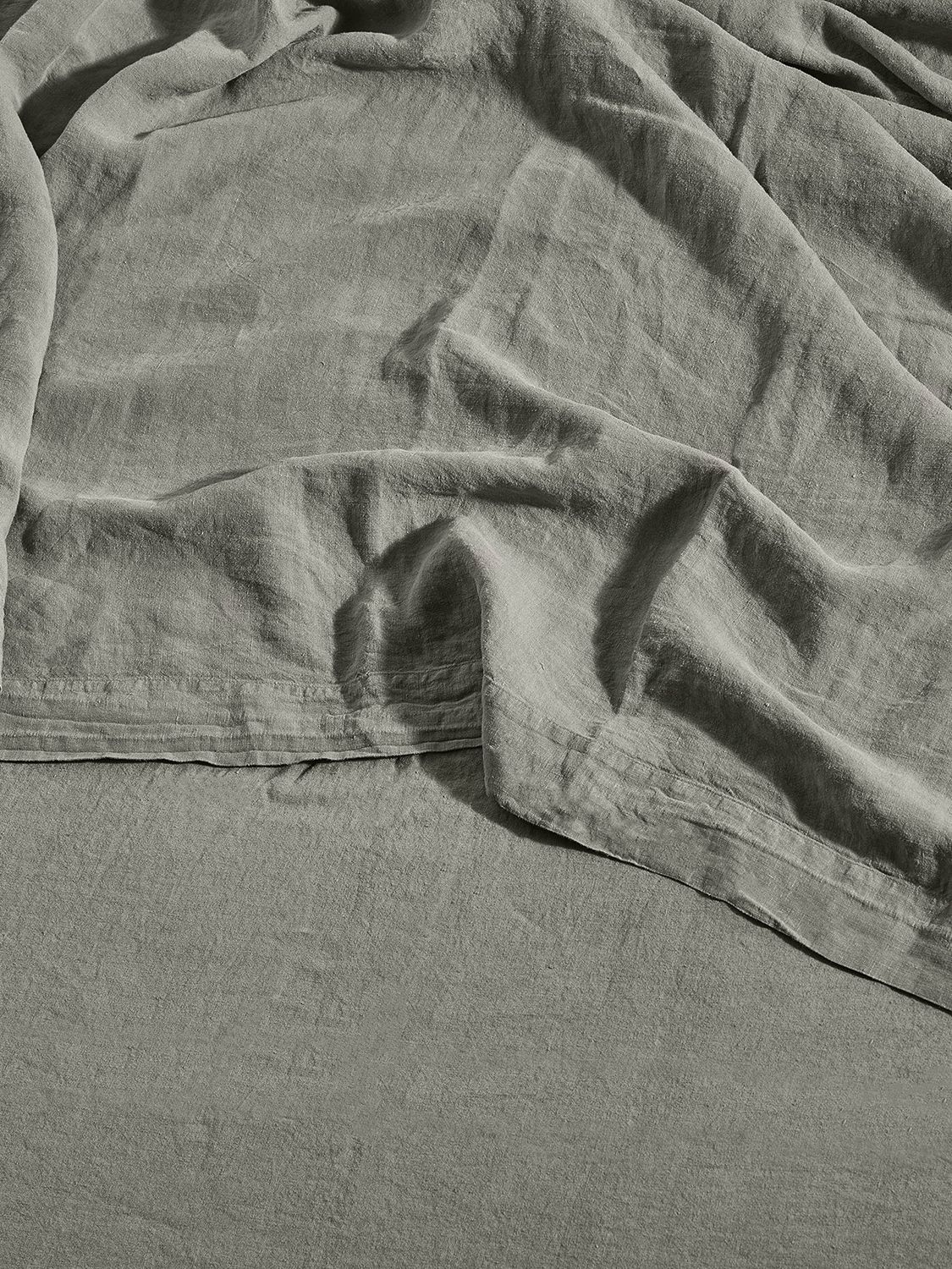 Bedfolk 100% Linen Standard Fitted Sheets, Moss