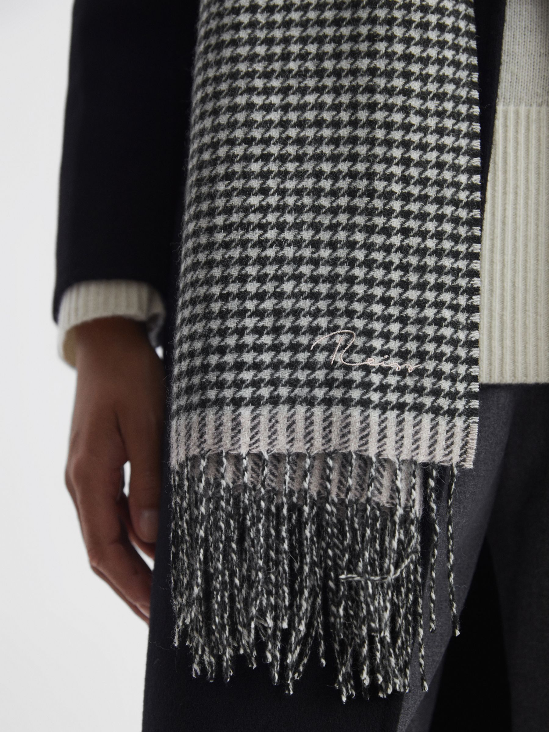 Reiss Victoria Dogtooth Wool Blend Scarf, Black/White