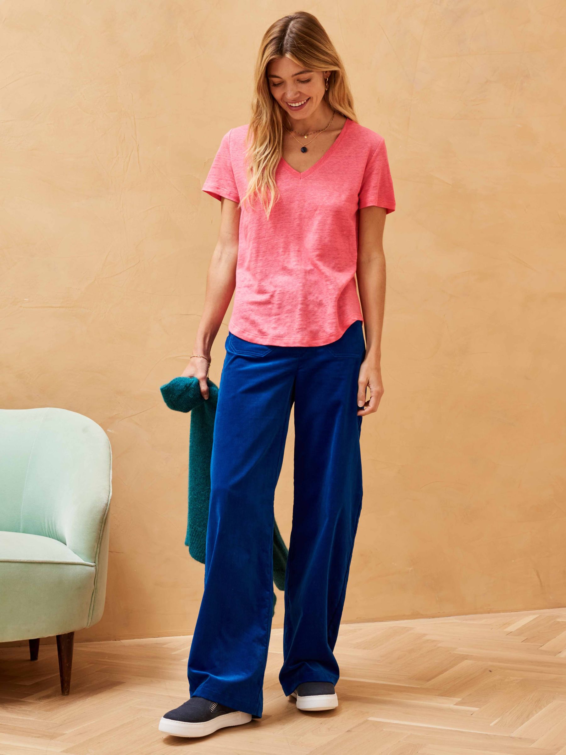 Brora Linen V-Neck T-Shirt, Flamingo, 12
