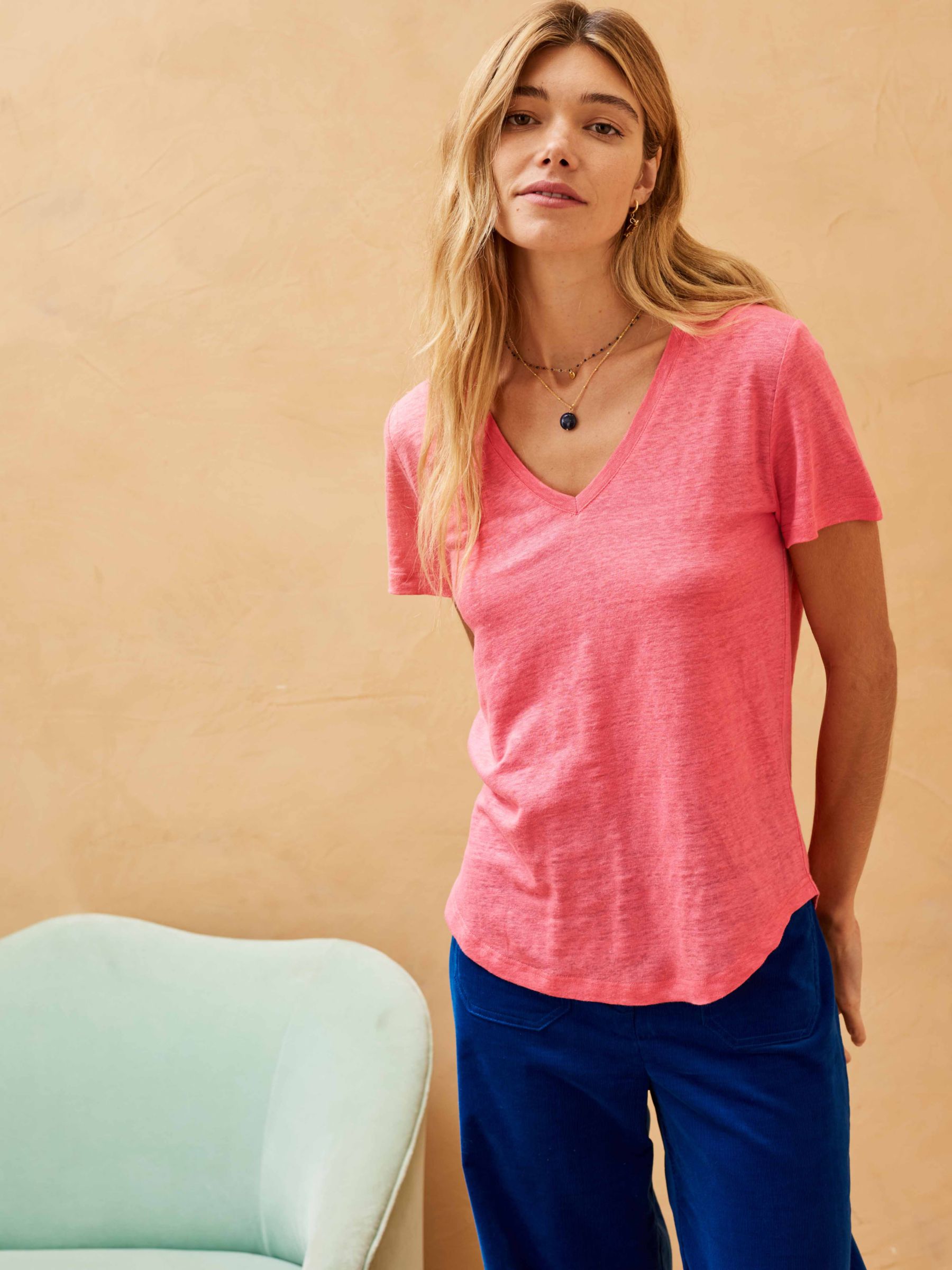 Brora Linen V-Neck T-Shirt, Flamingo, 12