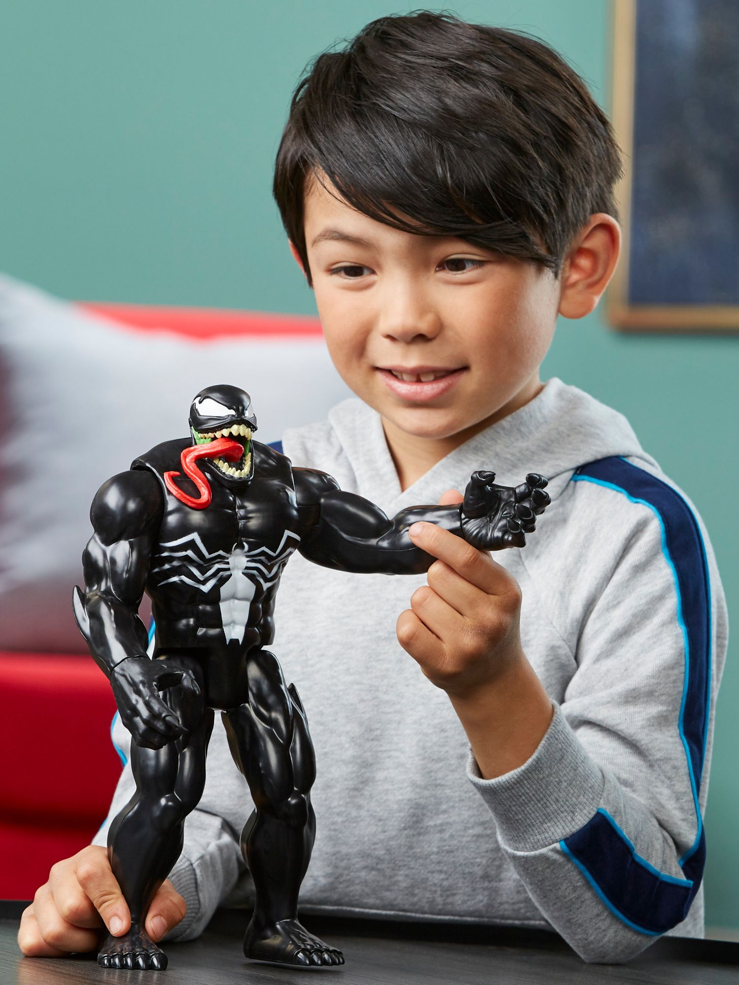 Marvel Spider-Man Titan Hero Deluxe 35cm Venom Action Figure