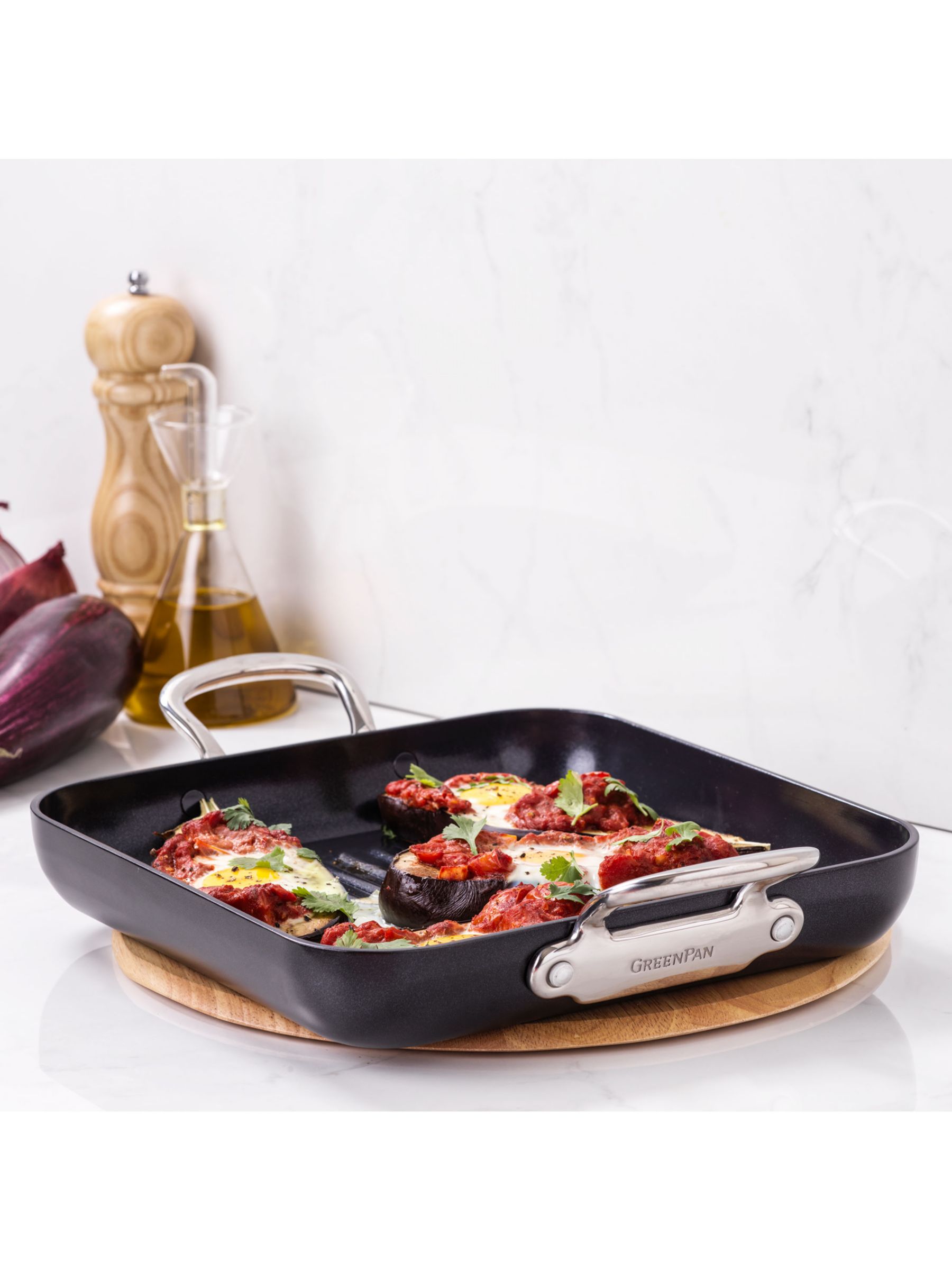 Barcelona Skillet With Lid 28cm - GreenPan @ RoyalDesign