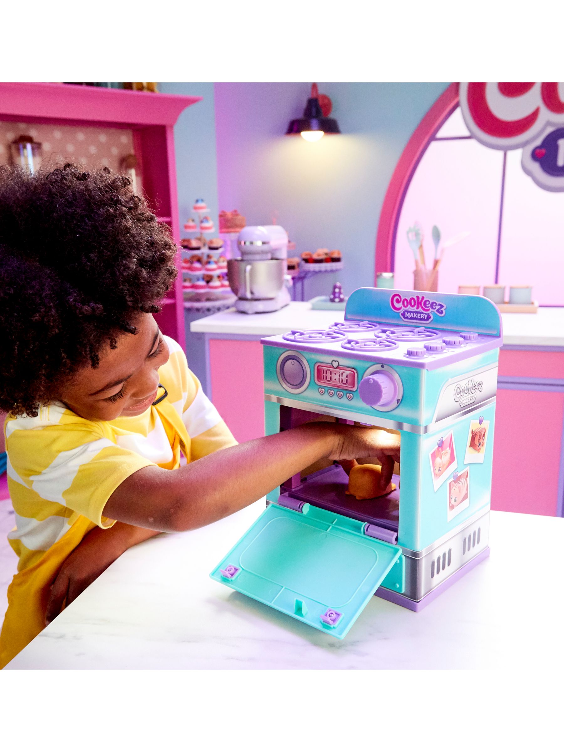 Meet the Cookeez Makery Oven Playset! Cook up your own surprise