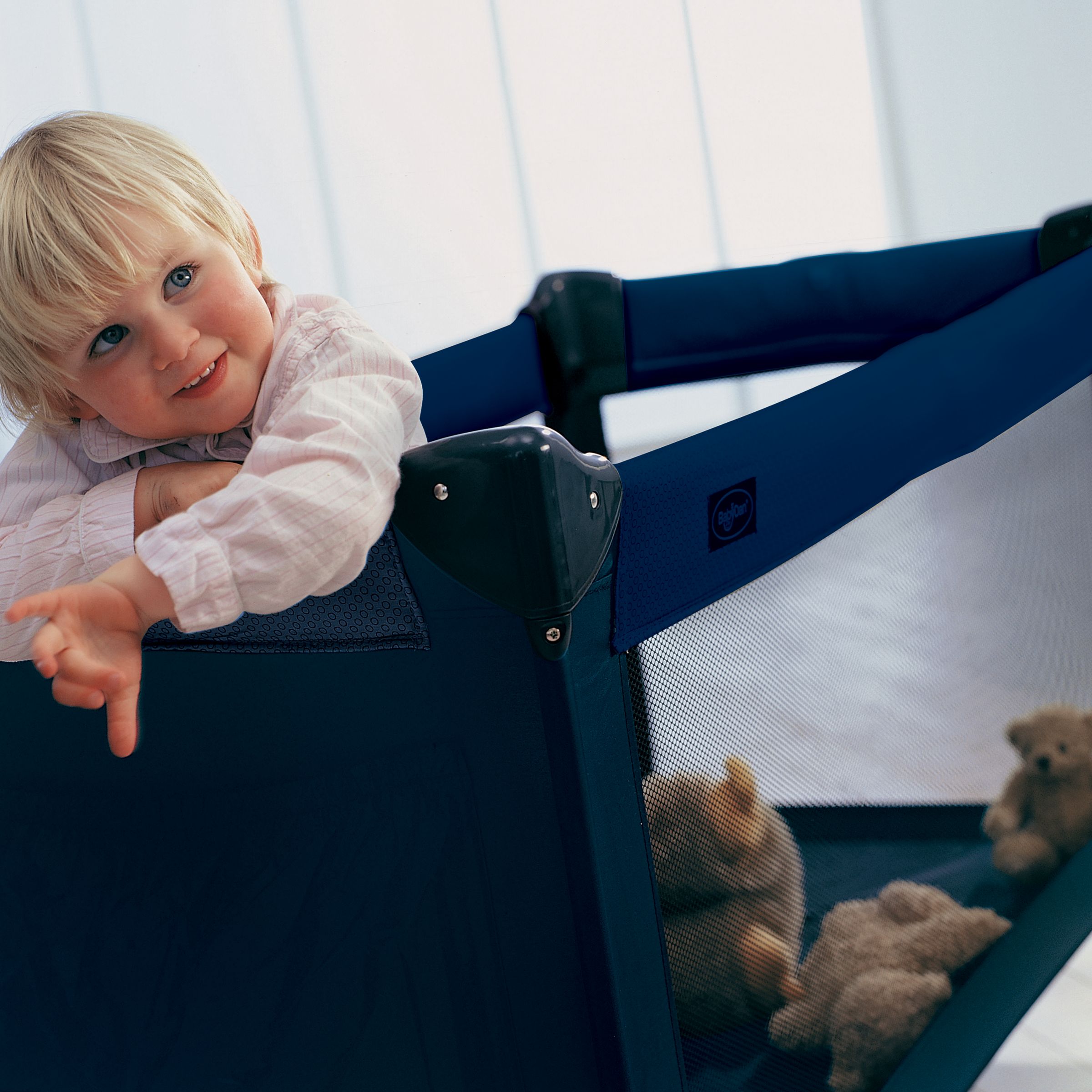 how to collapse babydan travel cot