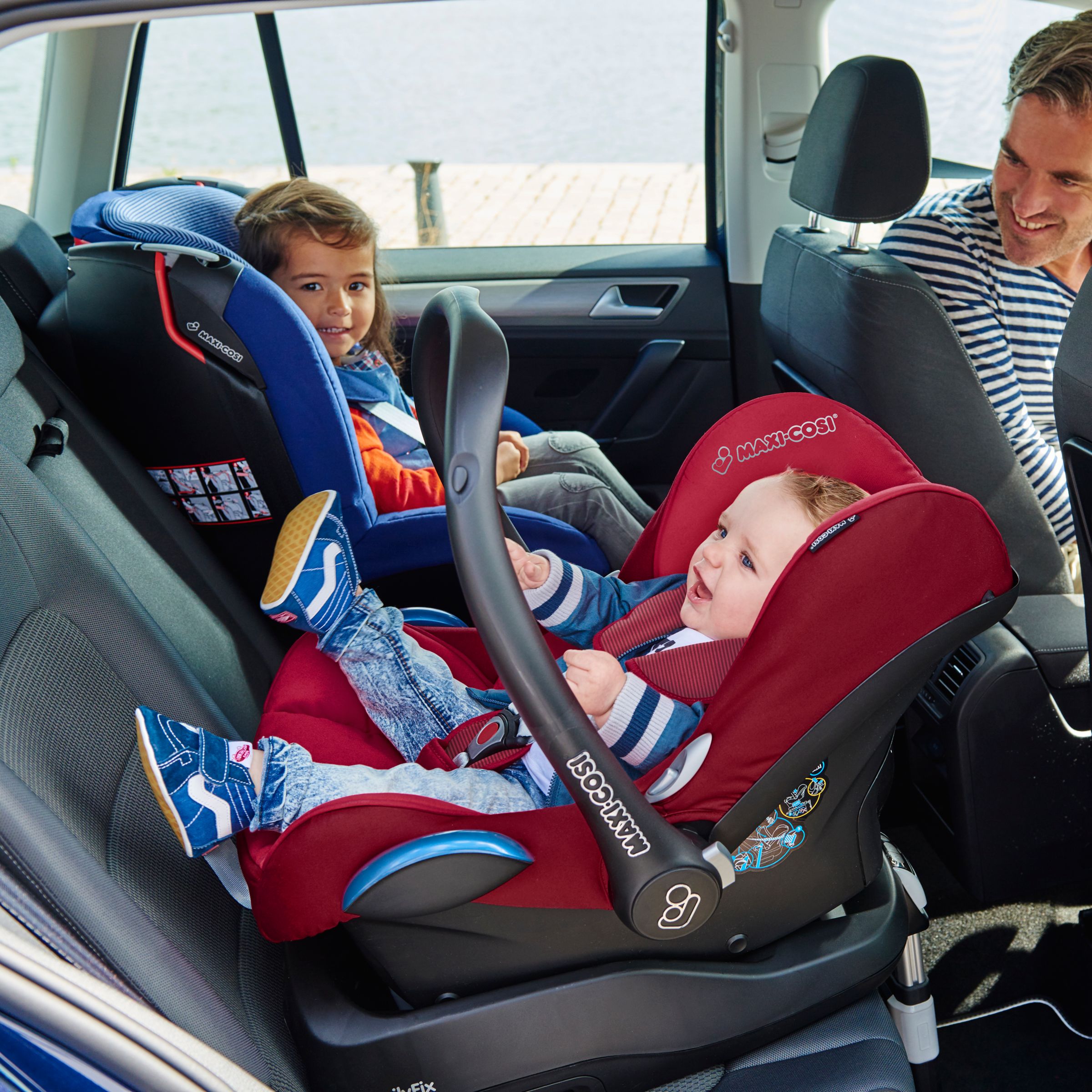 Скольки лет можно садиться на переднее сиденье. Детское кресло в машину. Детский кресло для автомобиля. Десткое Креслов в авто. Ребенок в детском кресле.
