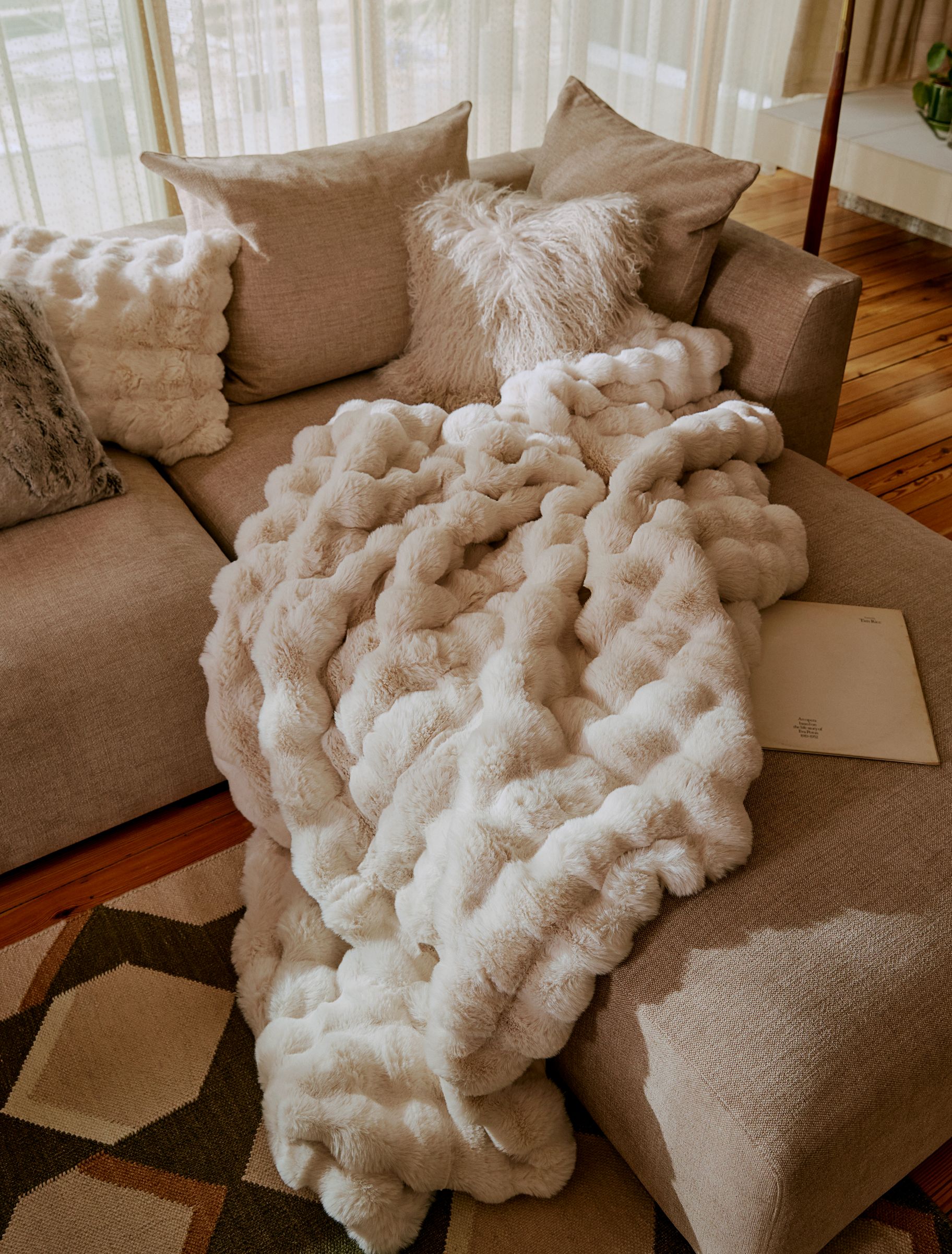 Image of a feux fur throw on a Chaise Sofa