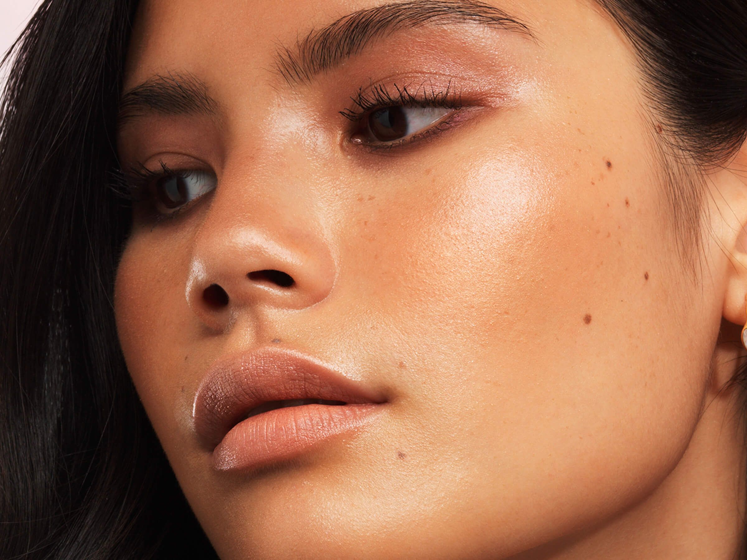 Model with summer highlighter beauty trend