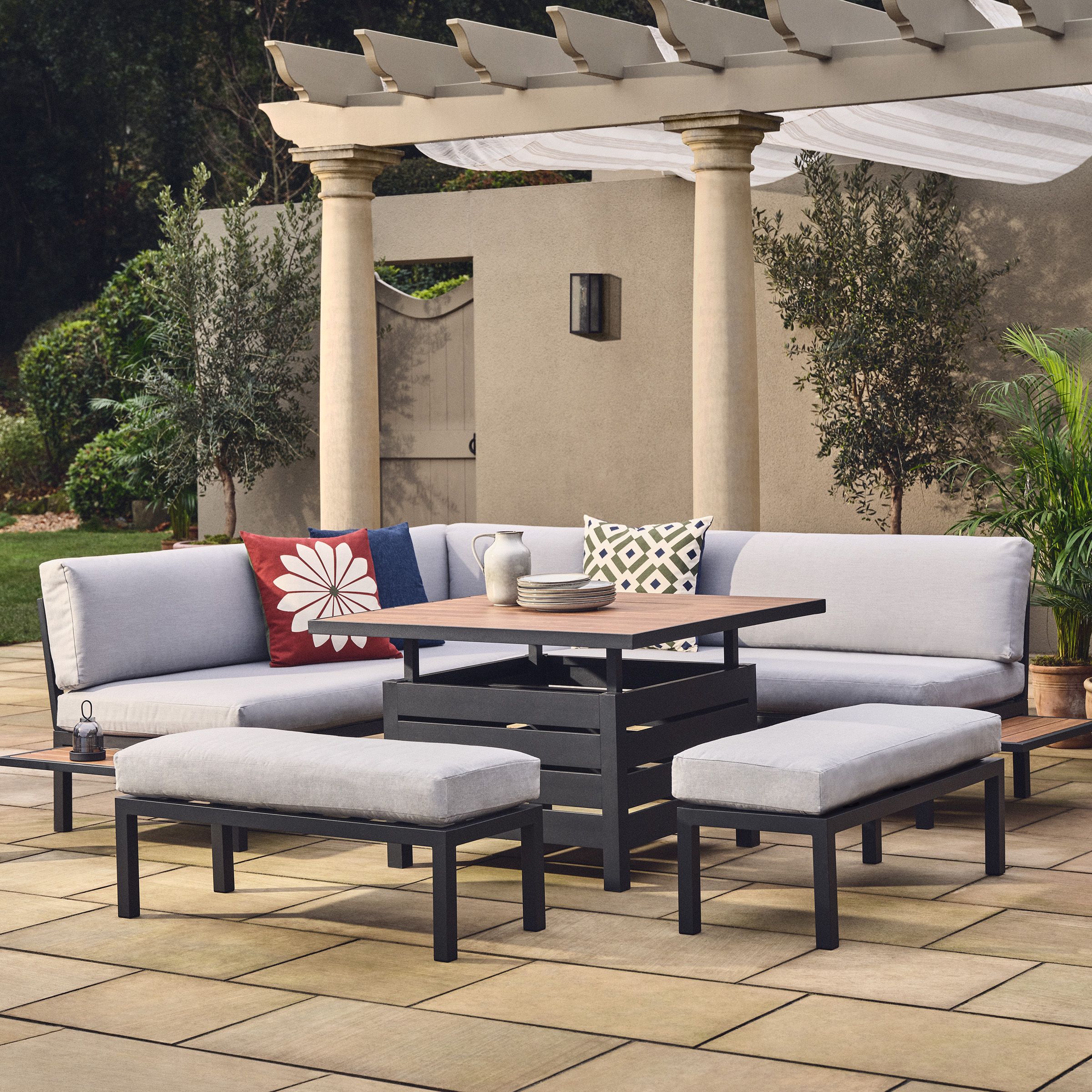 Conservatory furniture - Relax and unwind in an indoor-outdoor space.