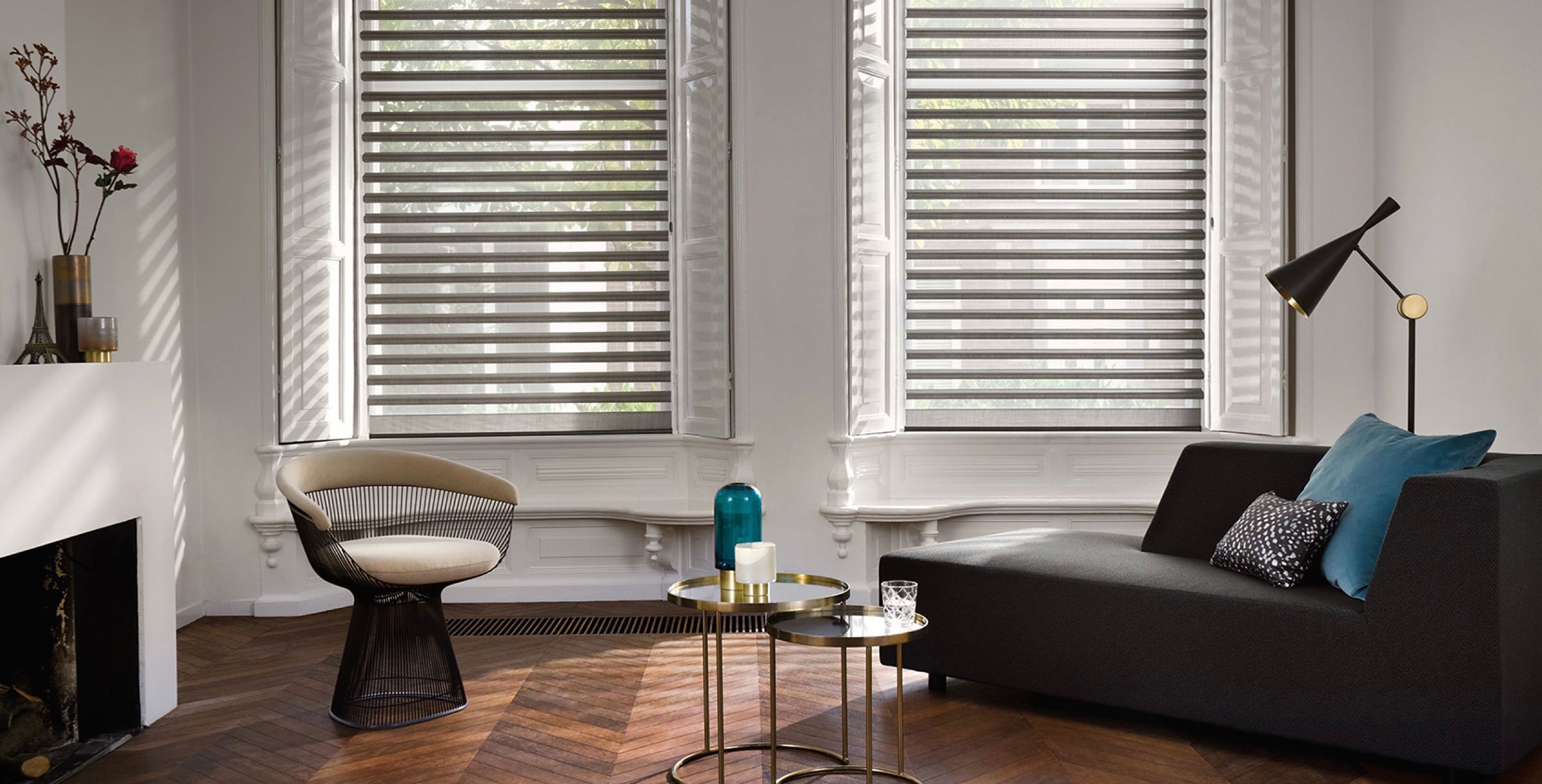 Image of a livingroom with fitted blinds at the windows