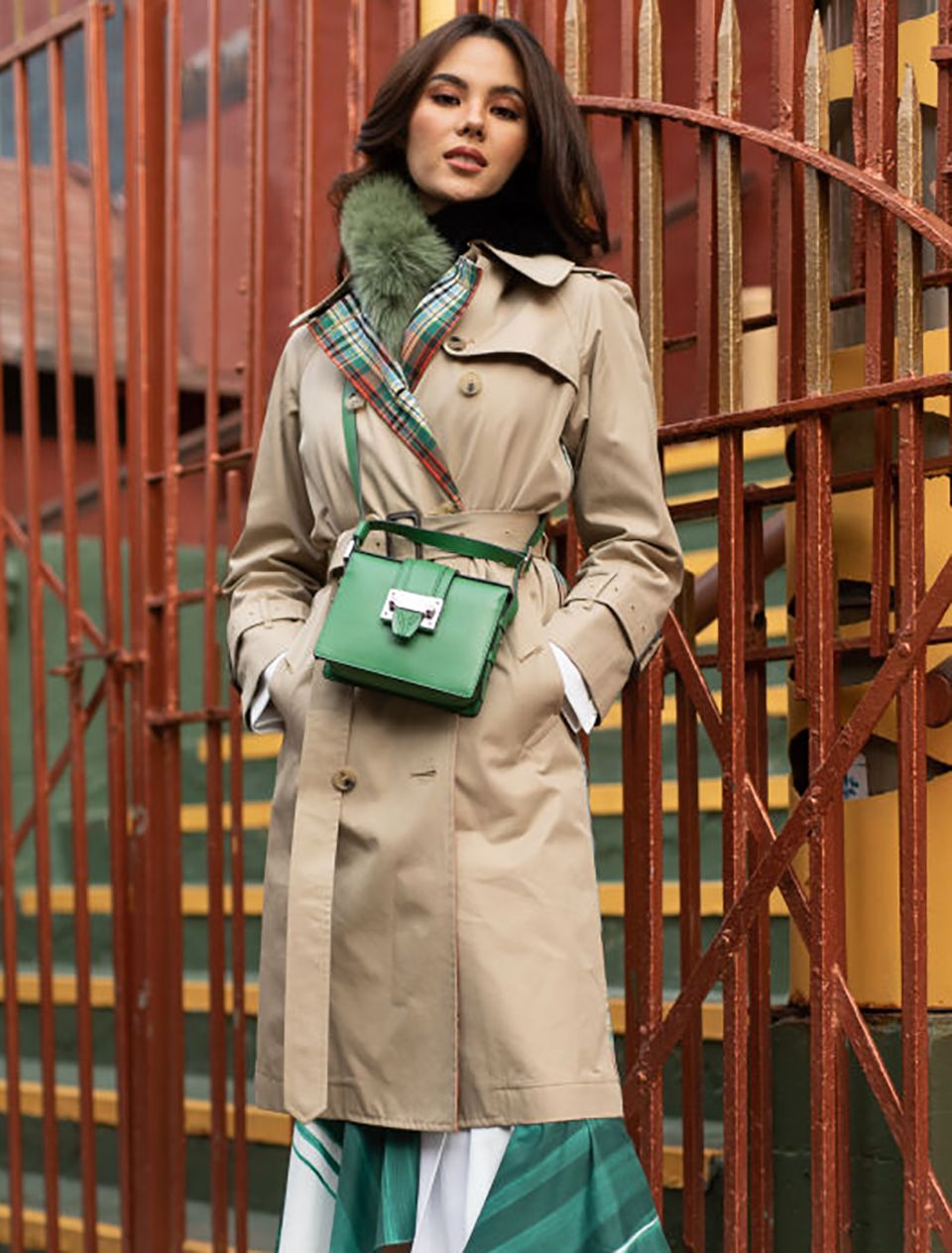 Trench coat styling inspiration: wear with a faux fur collar