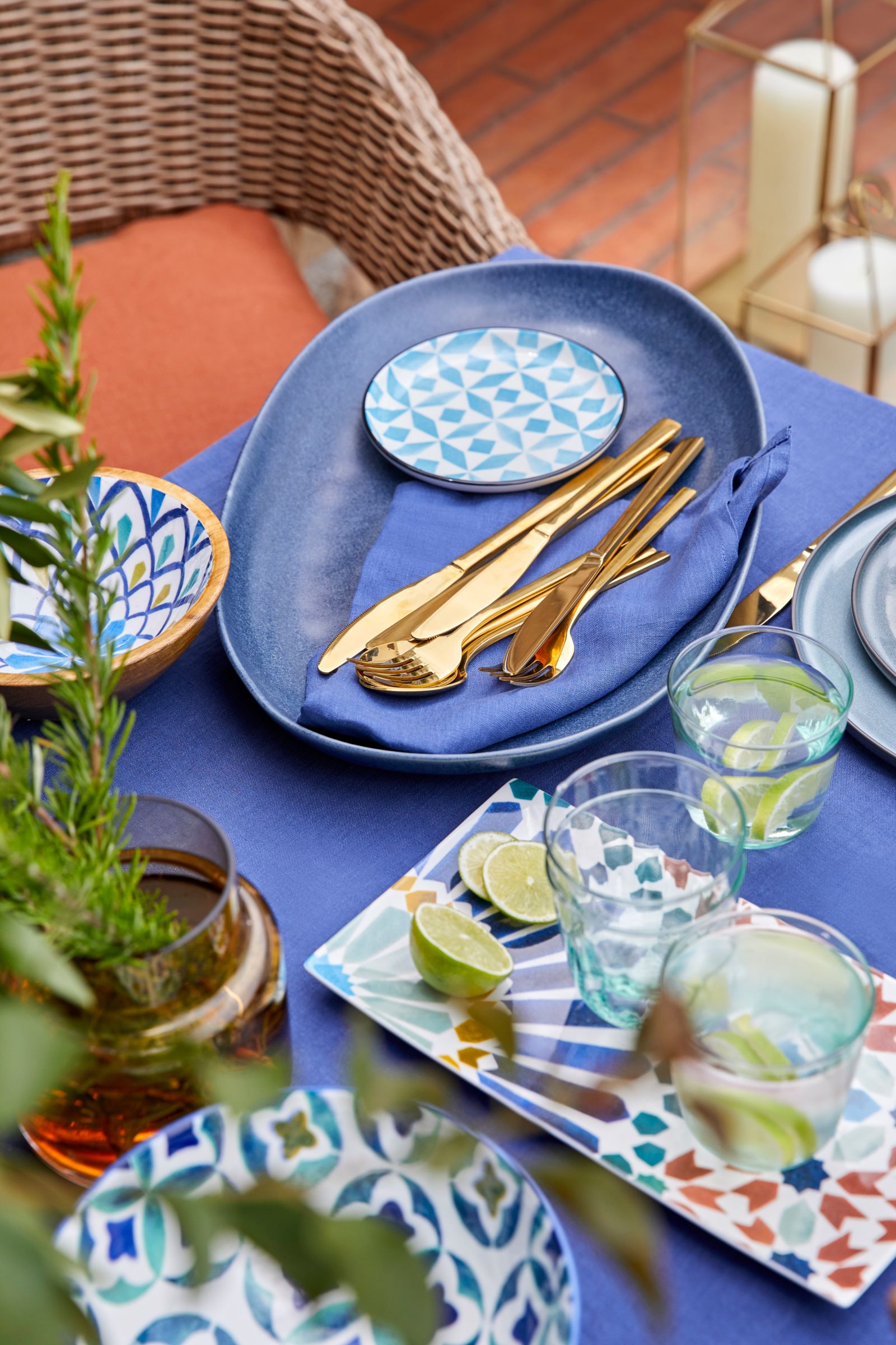 outdoor table styling