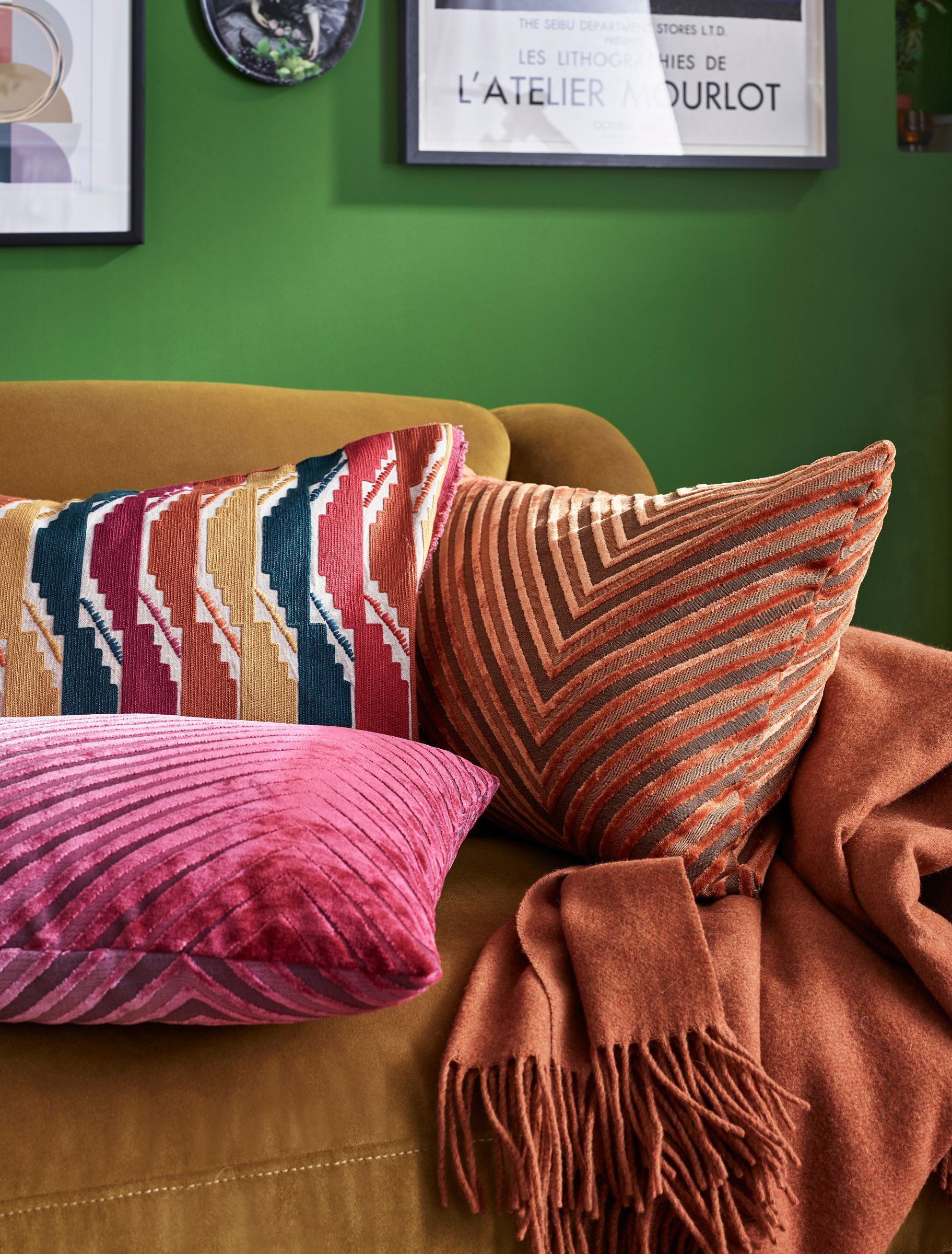how to arrange your cushions pink