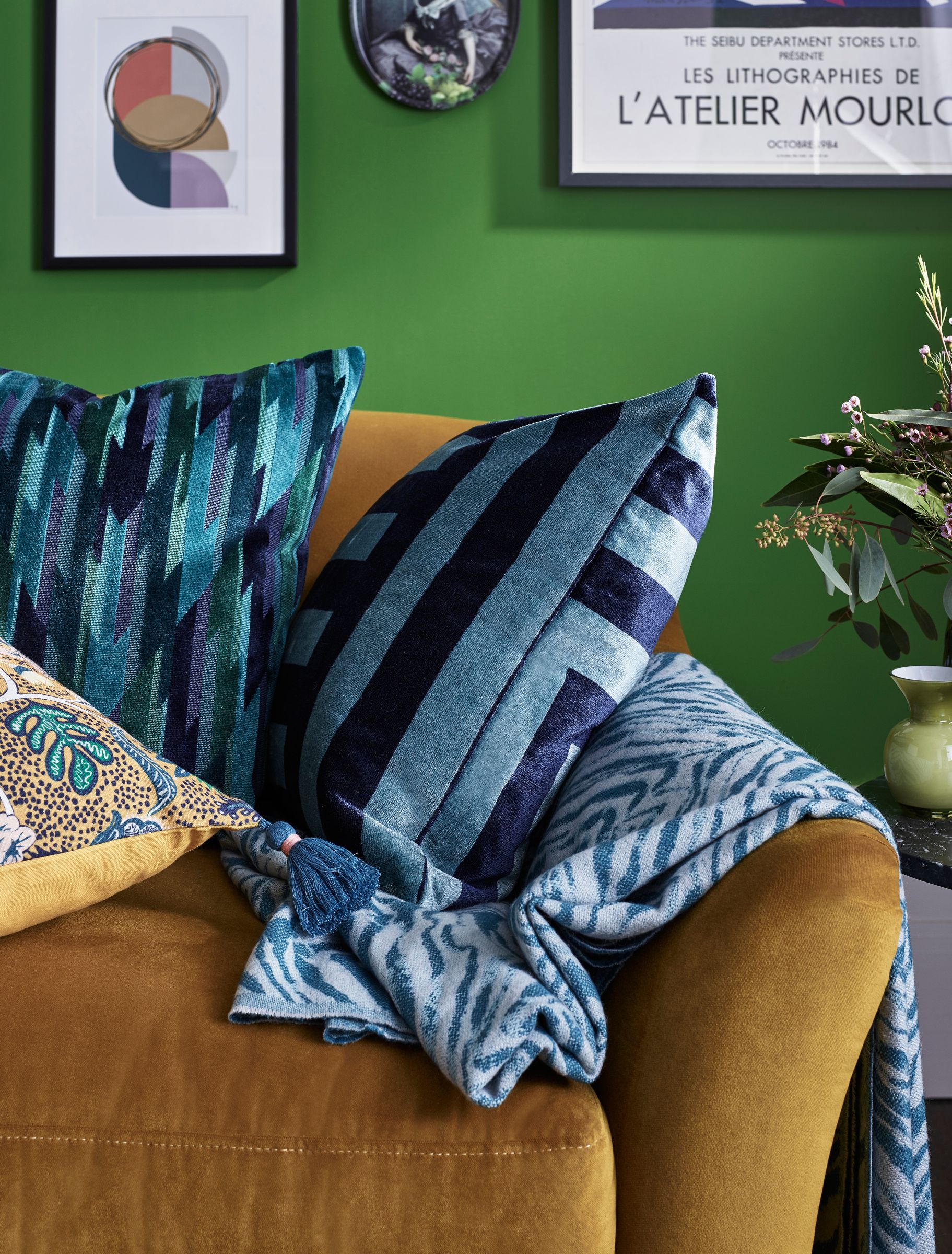 how to arrannge blue cushions